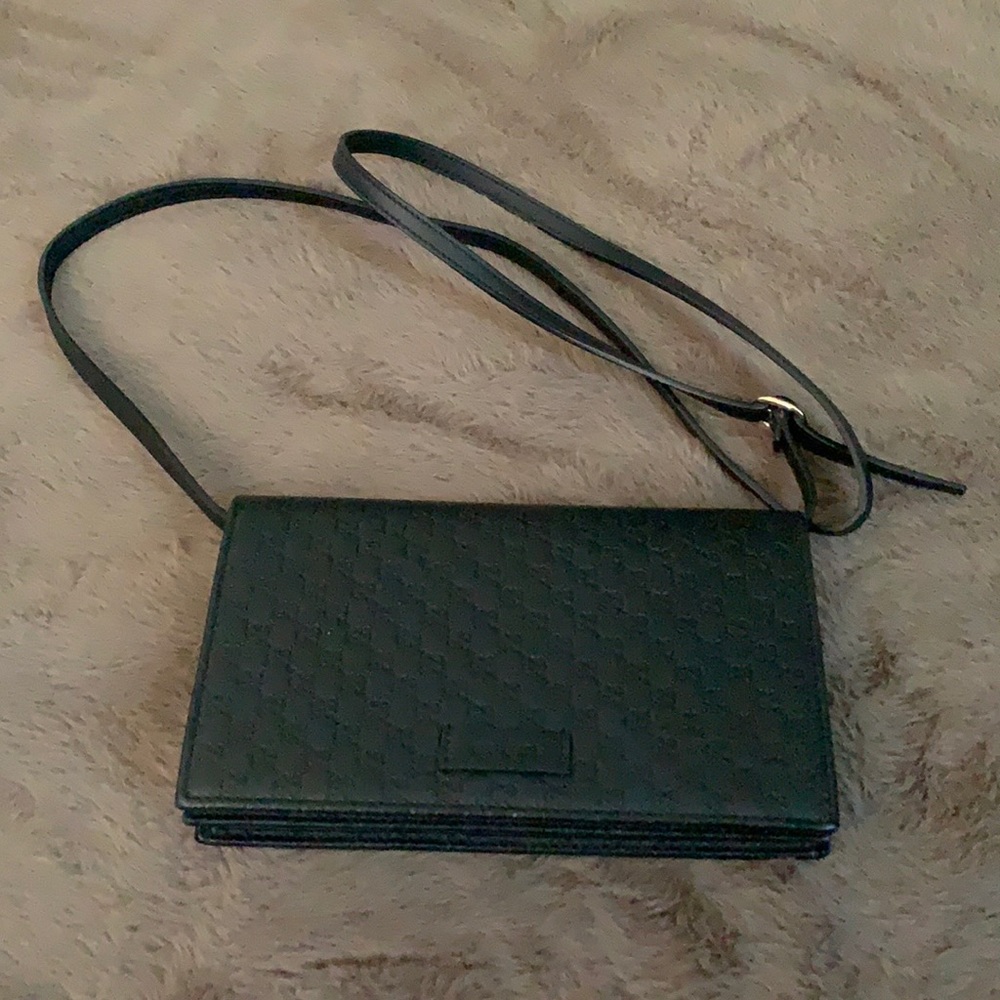 GUCCI Authentic Black Leather GG Guccissima crossbody/wallet.Excellent condition